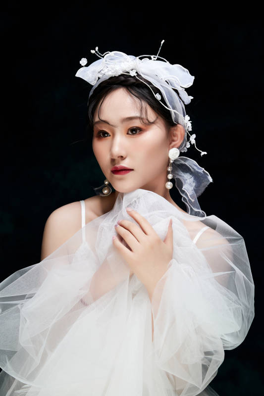 黑色背景下的女性复古婚纱妆面图片