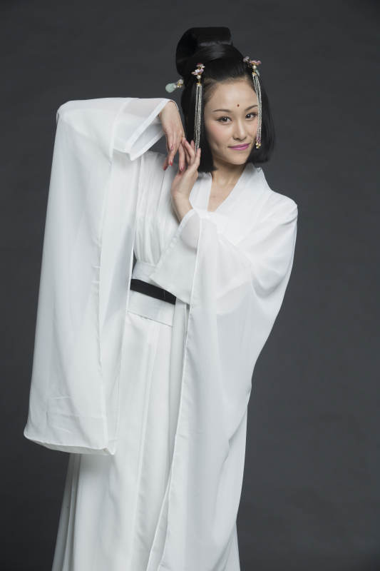 身穿古装的汉服女性人像汉服影棚拍摄图片