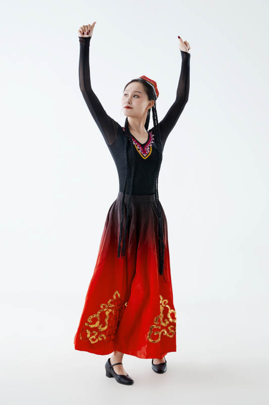 穿着新疆维吾尔族服饰跳舞的少女图片