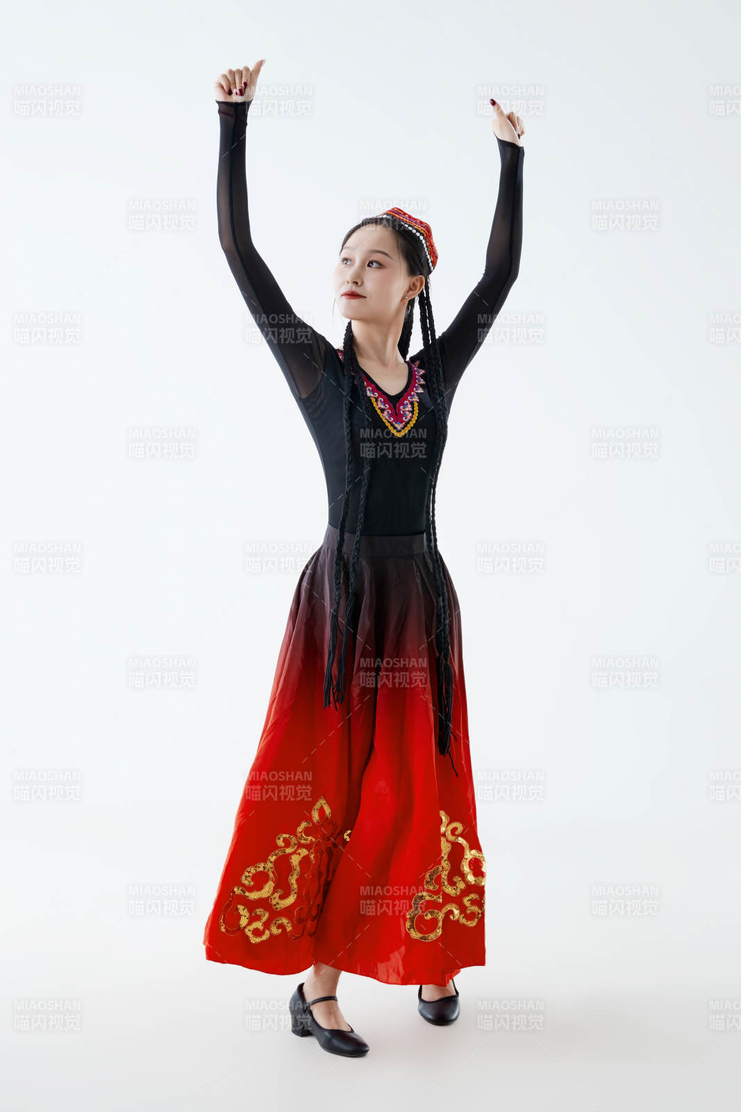 穿着新疆维吾尔族服饰跳舞的少女图片