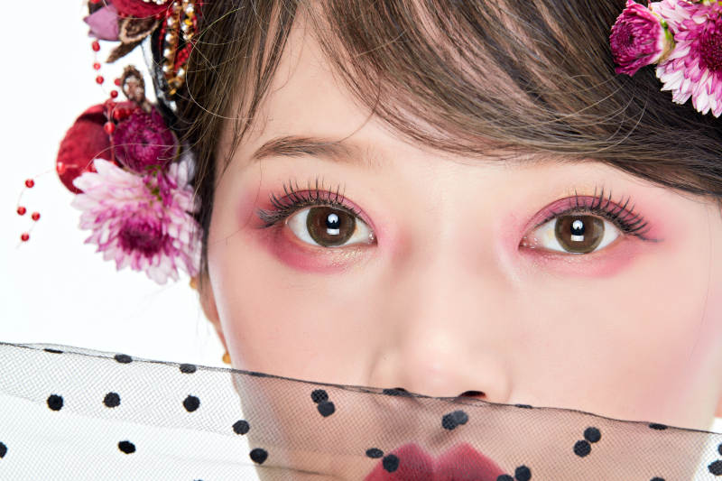 白色背景下的新娘彩妆美女人像图片