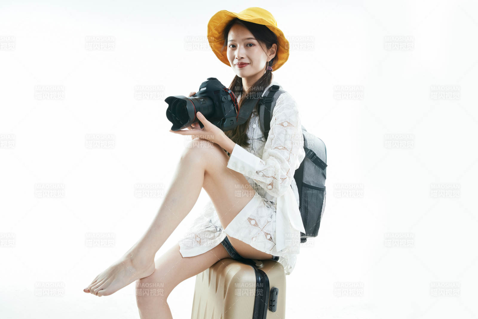 白色背景下准备出发旅行的美丽东方女大学生图片