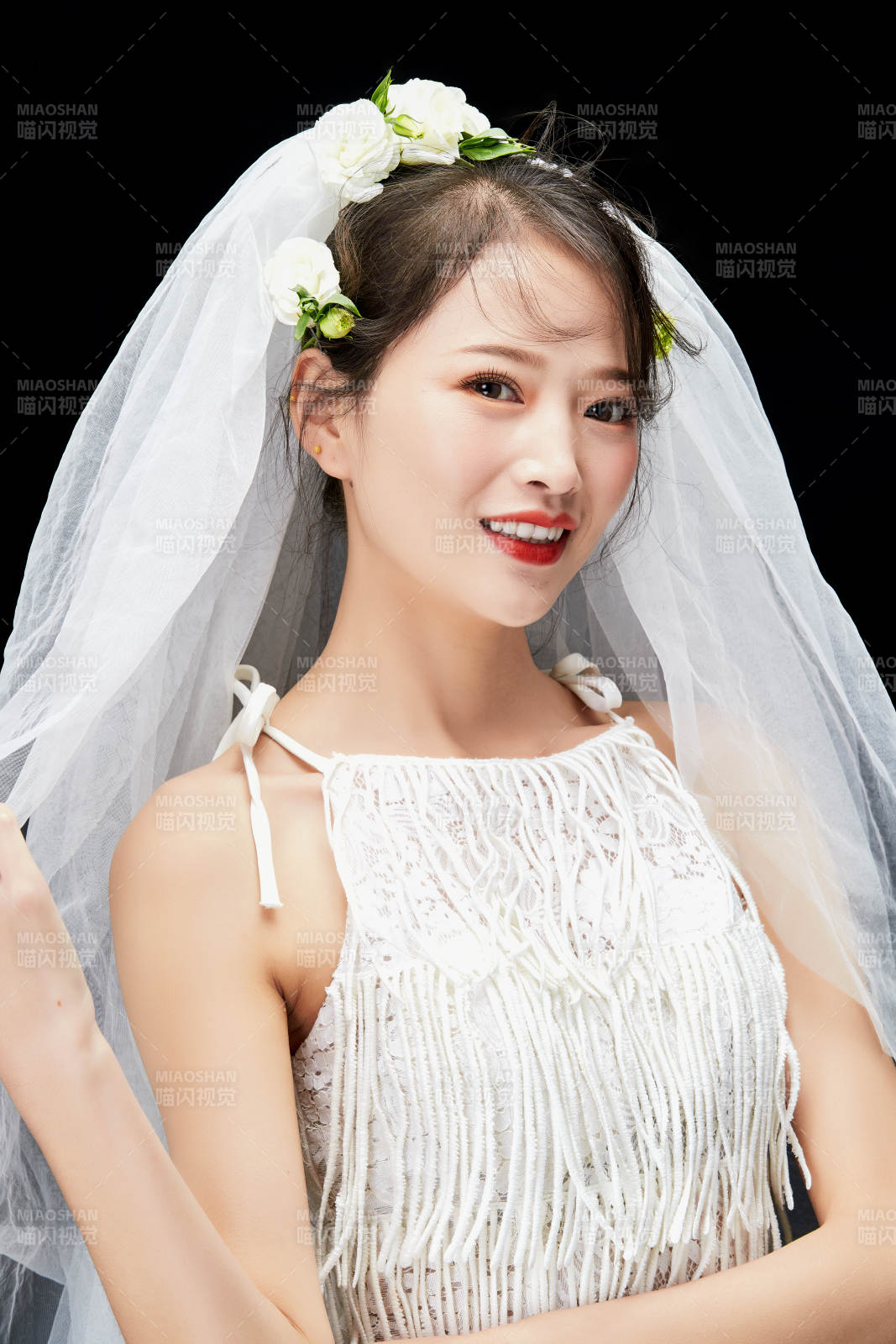 黑色背景下的美妆新娘彩妆人像图片