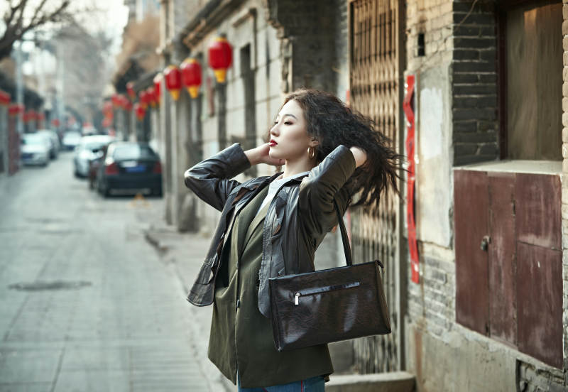 老旧城区里穿着复古港风的美丽清纯少女图片