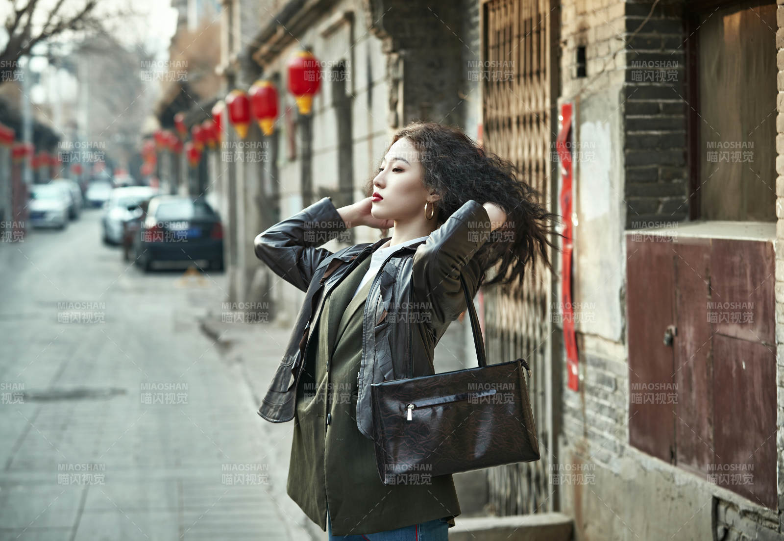 老旧城区里穿着复古港风的美丽清纯少女图片