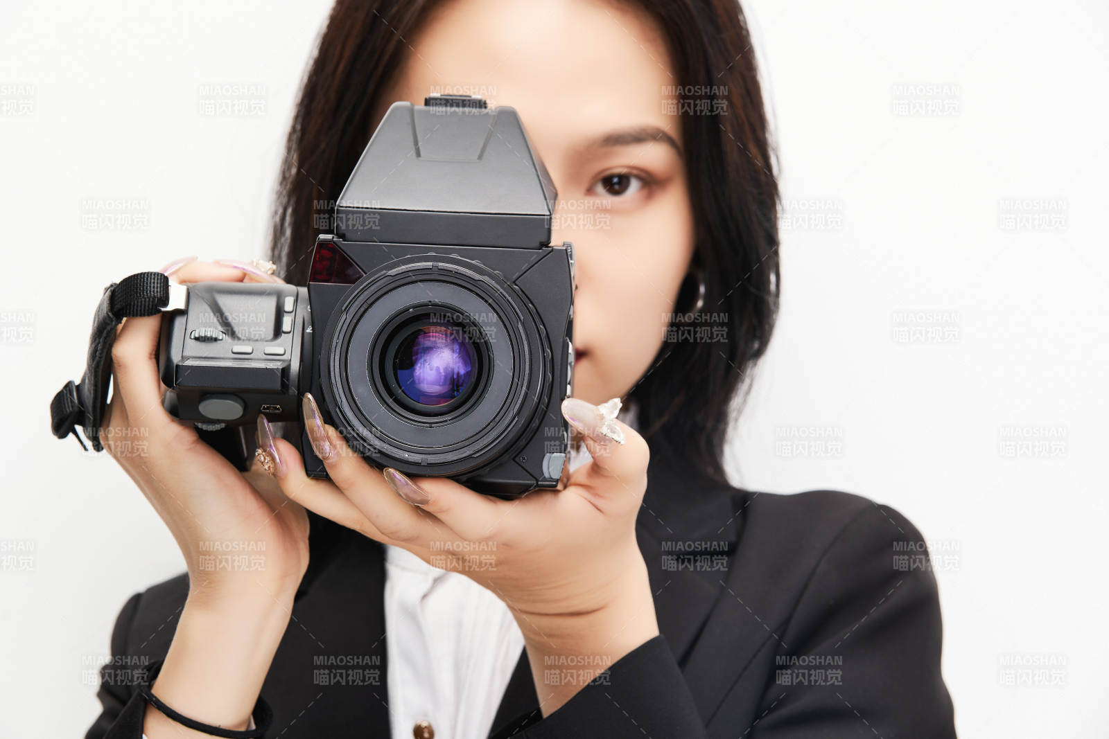 棚拍白色背景亚洲青年女性摄影师图片