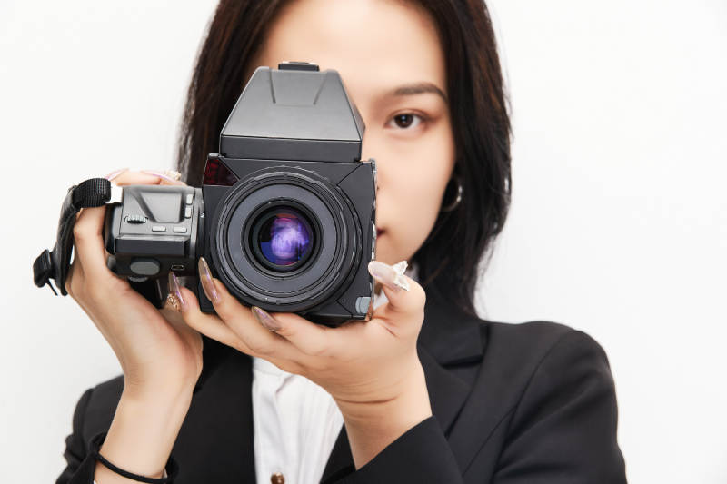 棚拍白色背景亚洲青年女性摄影师图片