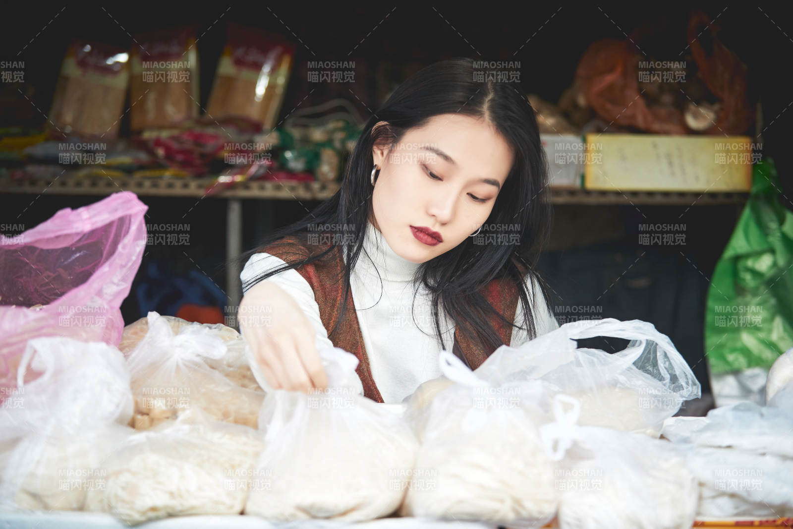 老旧城区里穿着复古港风的美丽清纯少女图片