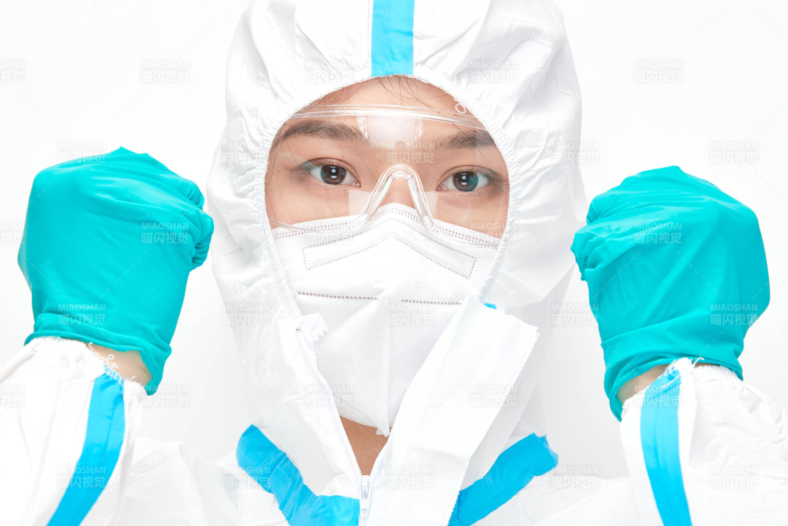穿白色防护服佩戴护目镜口罩的女性医疗人员图片