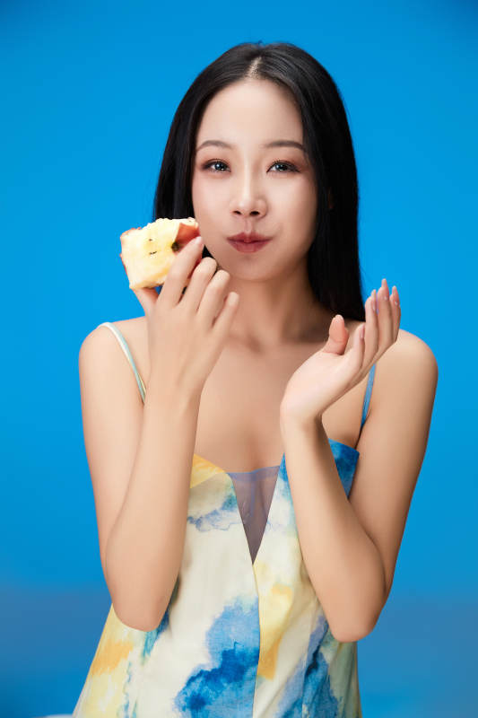 吃水果的亚洲东方长发少女图片