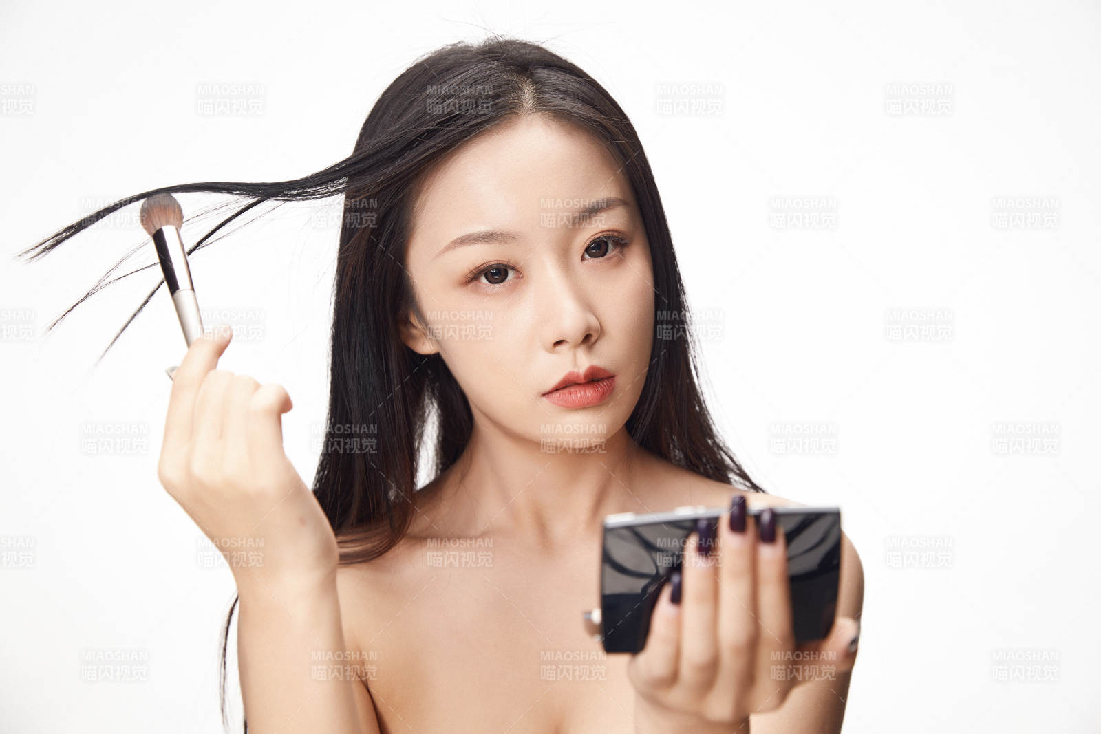 亚洲美女面部特写化妆护肤图片