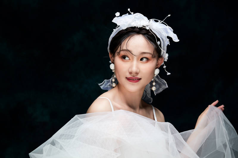 黑色背景下的女性复古婚纱妆面图片