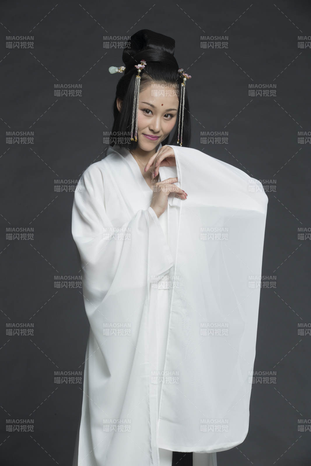 身穿古装的汉服女性人像汉服影棚拍摄图片