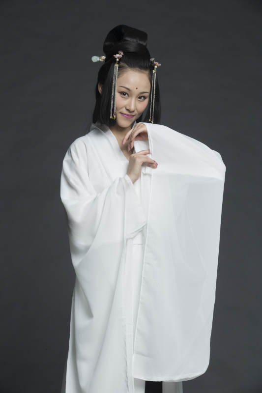 身穿古装的汉服女性人像汉服影棚拍摄图片