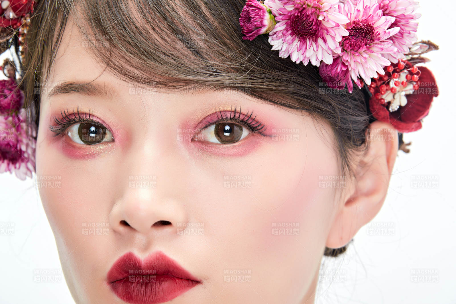 白色背景下的新娘彩妆美女人像图片