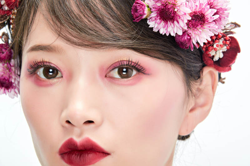 白色背景下的新娘彩妆美女人像图片