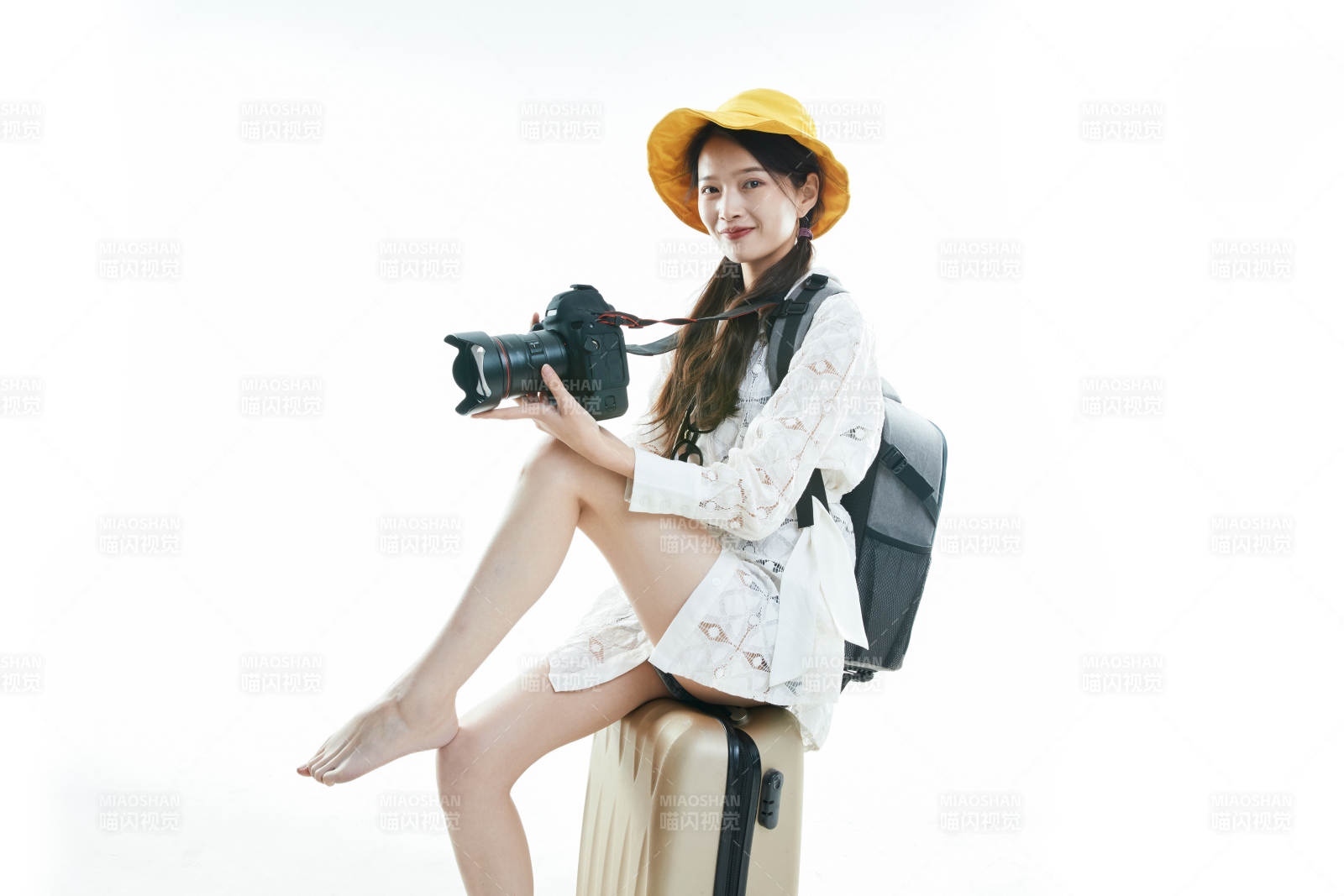 白色背景下准备出发旅行的美丽东方女大学生图片