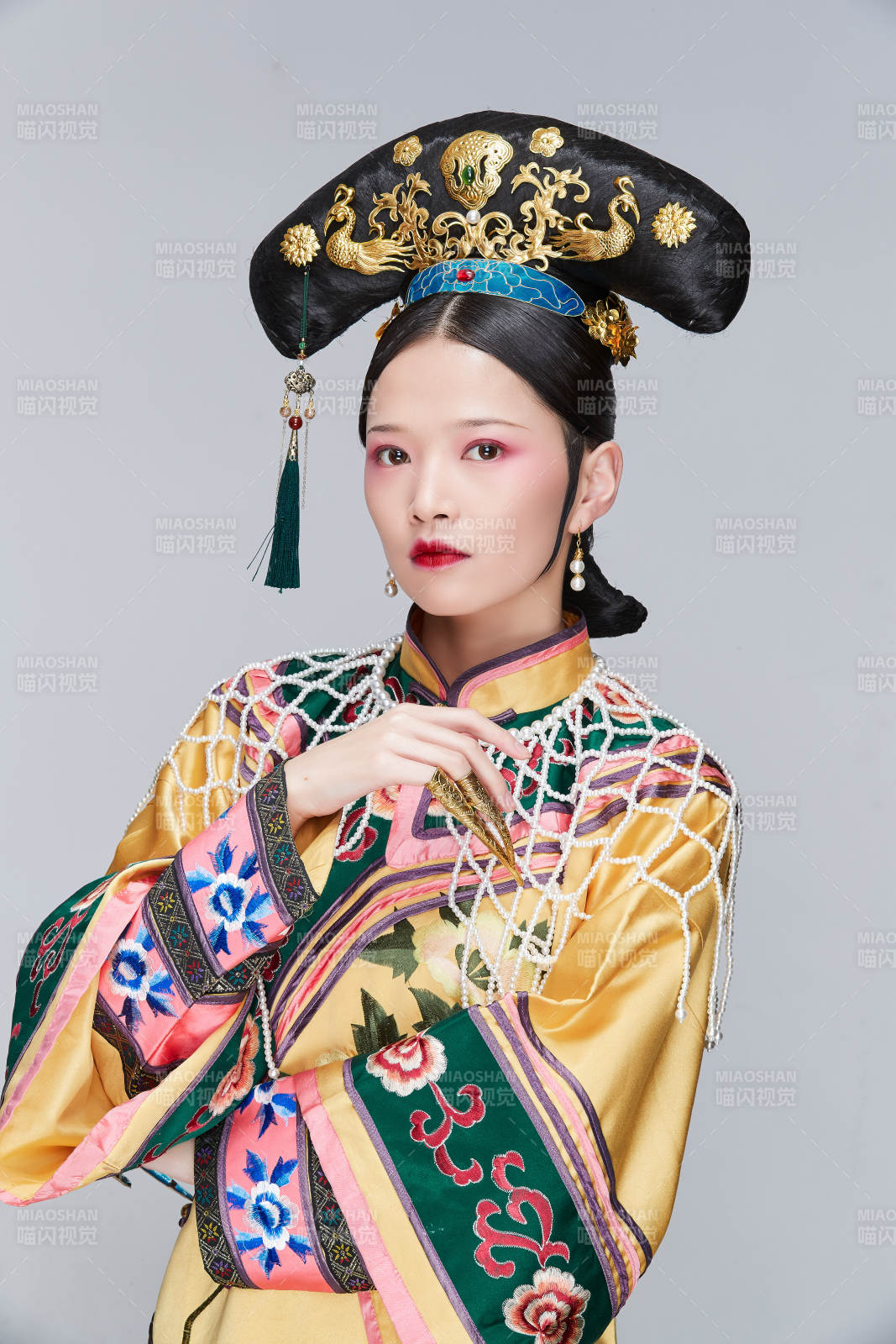 白色背景下的清代女性古装造型清朝古装图片