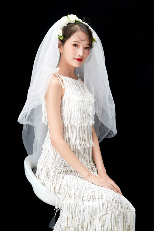 黑色背景下的美妆新娘彩妆人像图片