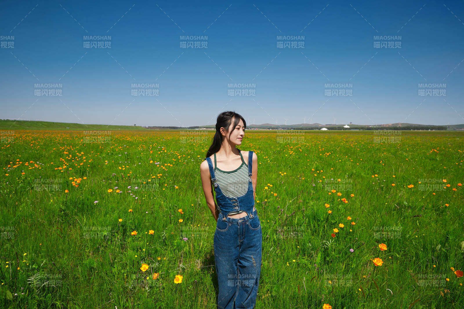 盛夏在草原湿地公园游玩的姑娘图片