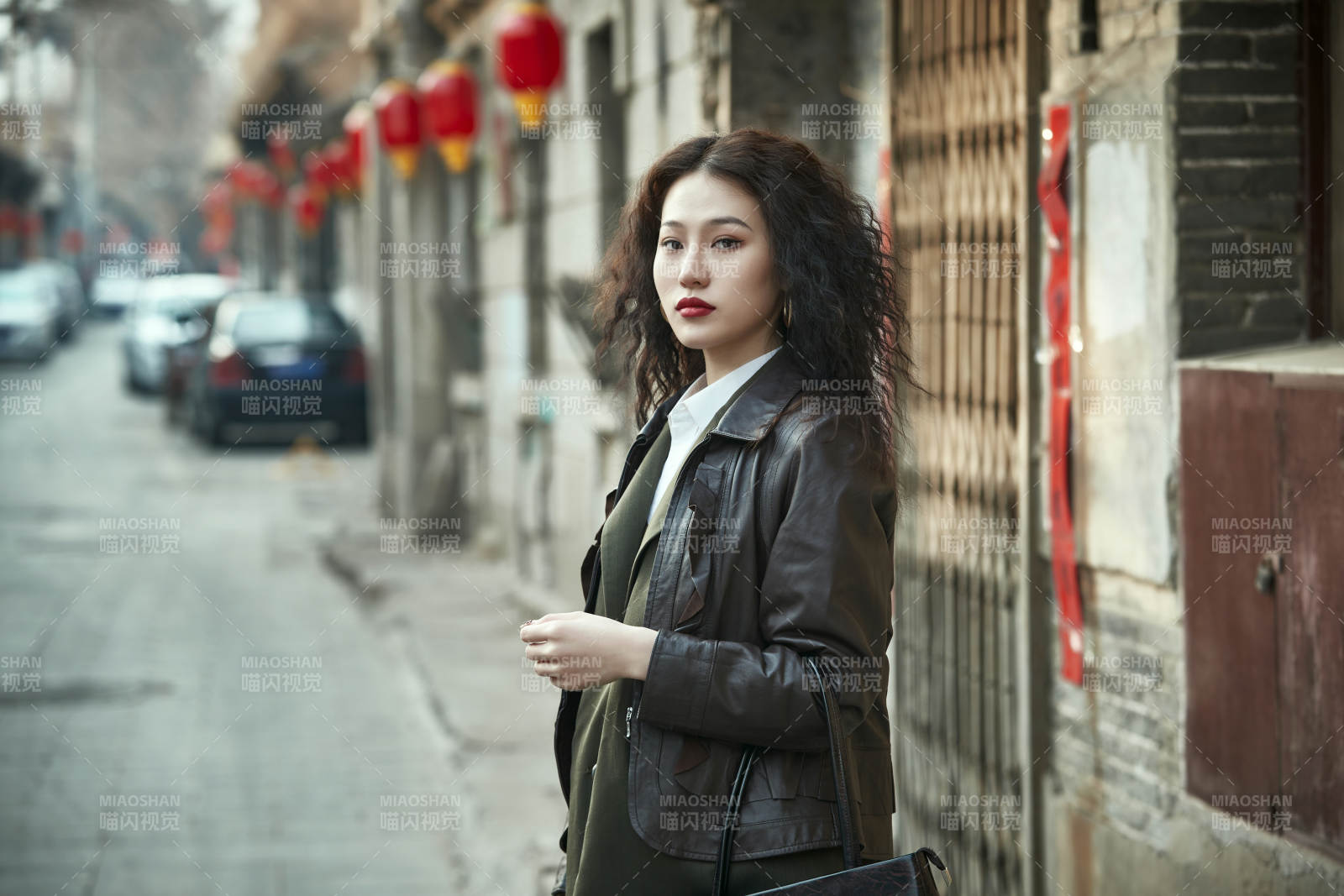 老旧城区里穿着复古港风的美丽清纯少女图片