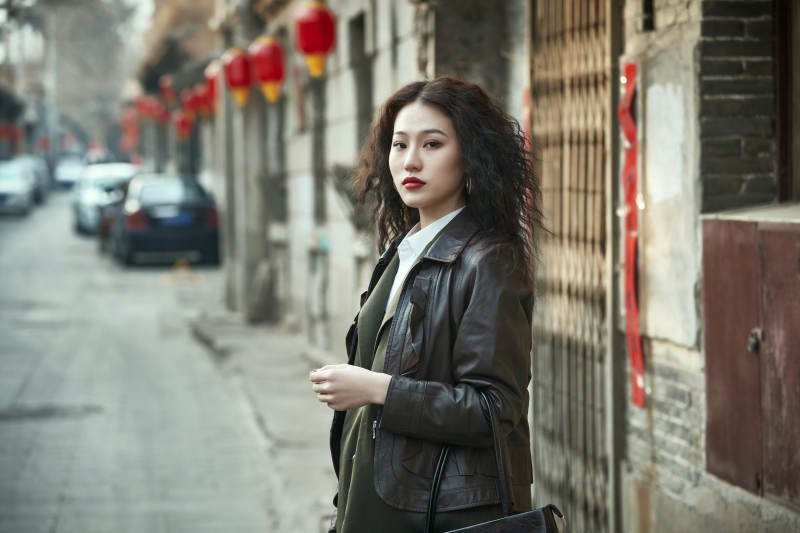 老旧城区里穿着复古港风的美丽清纯少女图片