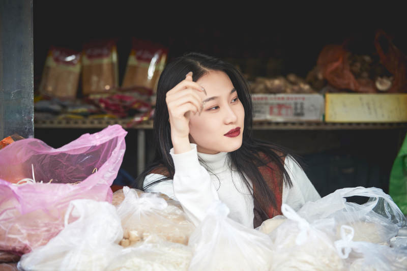 老旧城区里穿着复古港风的美丽清纯少女图片