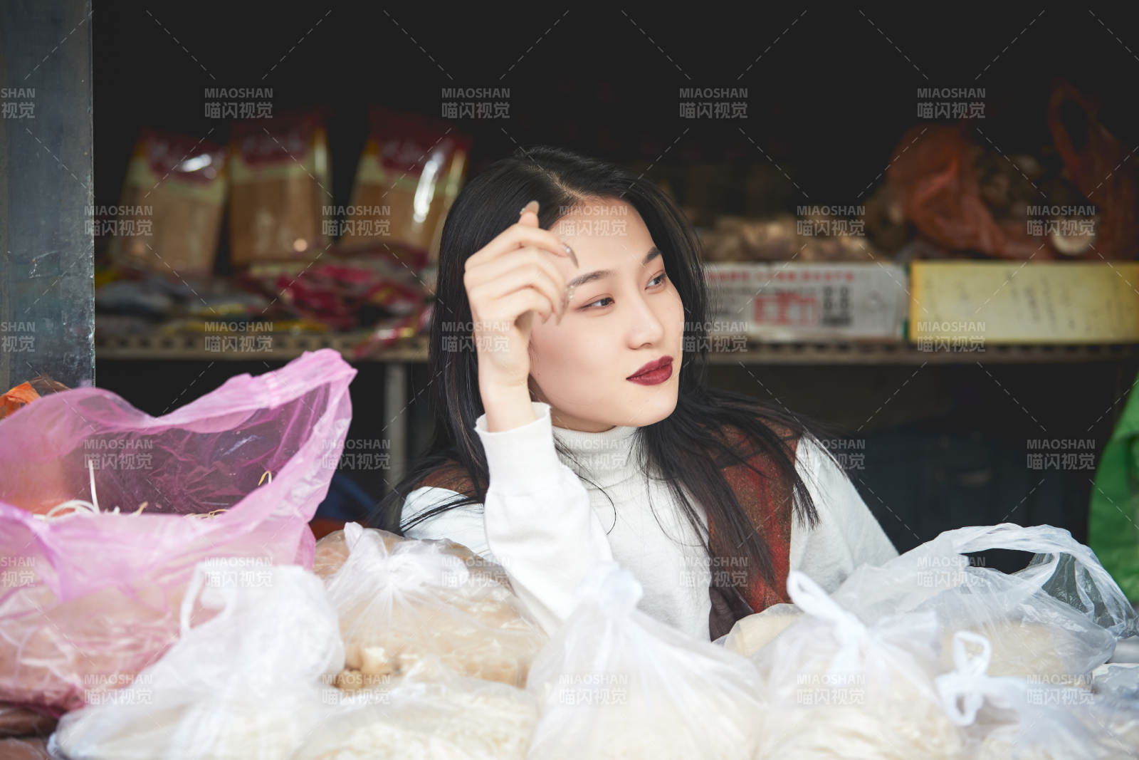 老旧城区里穿着复古港风的美丽清纯少女图片