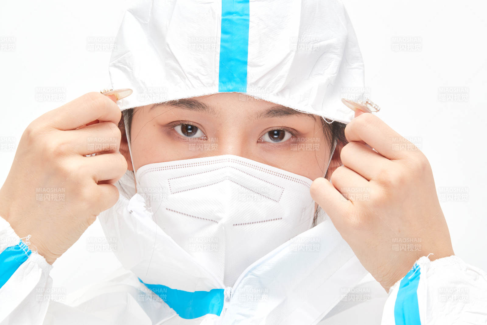 穿白色防护服佩戴护目镜口罩的女性医疗人员图片
