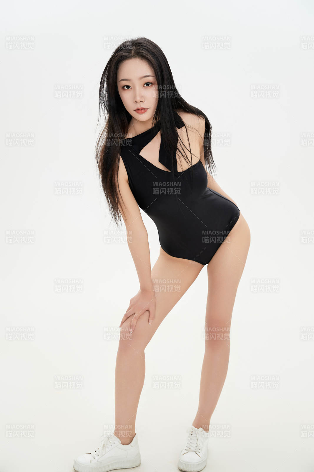 穿着运动泳装的亚洲美女图片