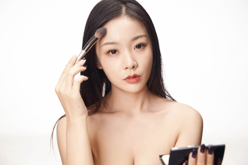 亚洲美女面部特写化妆护肤图片