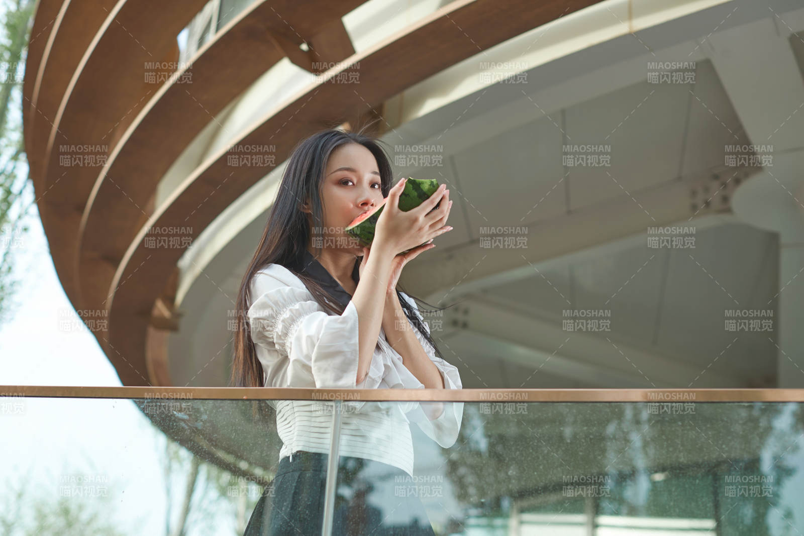 初夏户外公园吃西瓜的可爱少女图片