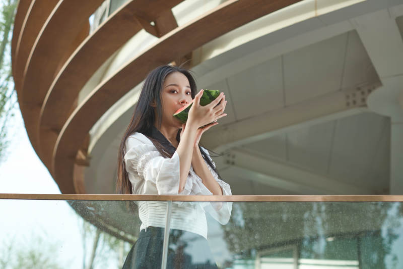 初夏户外公园吃西瓜的可爱少女图片