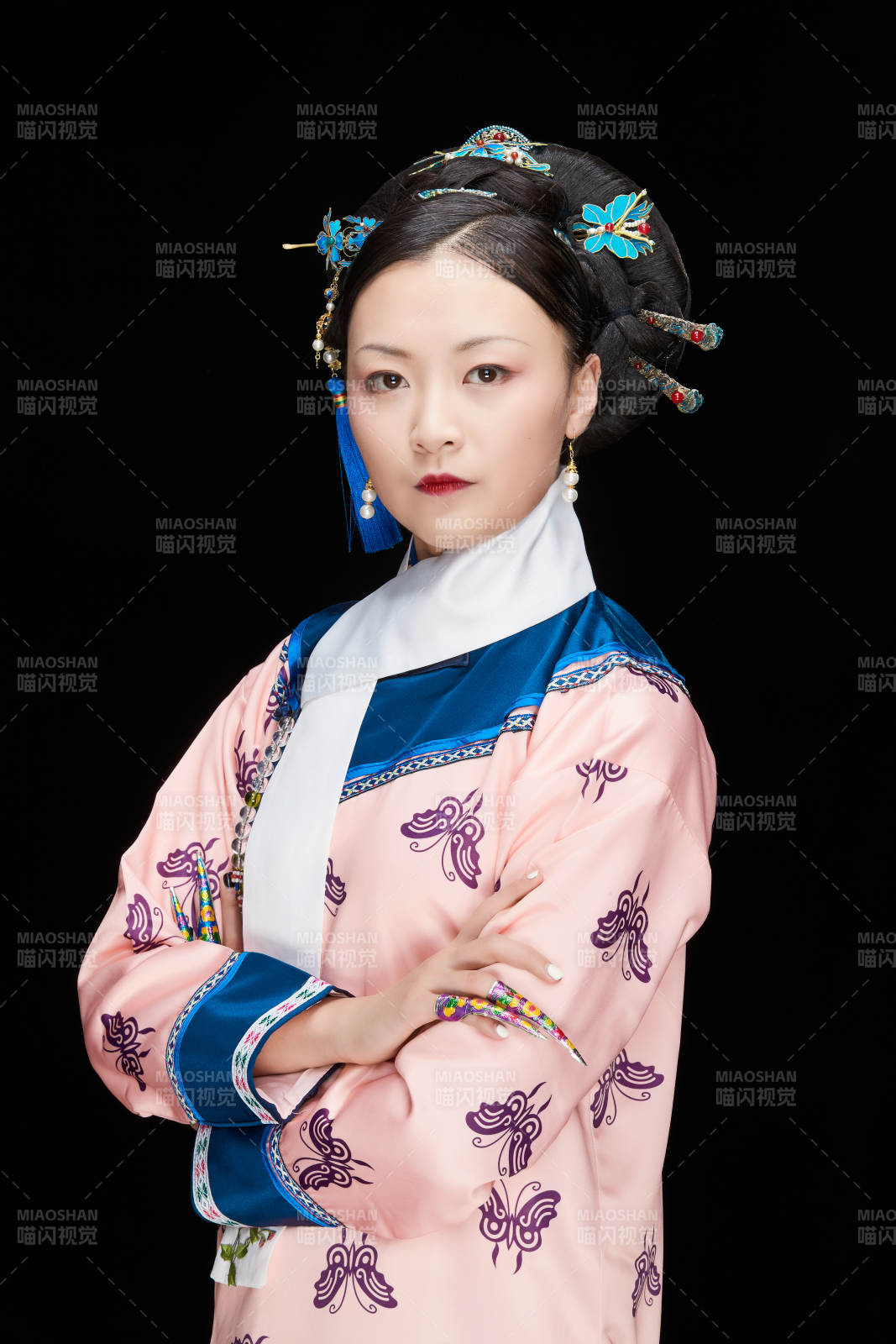 黑色背景下的清代女性古装造型清朝古装图片