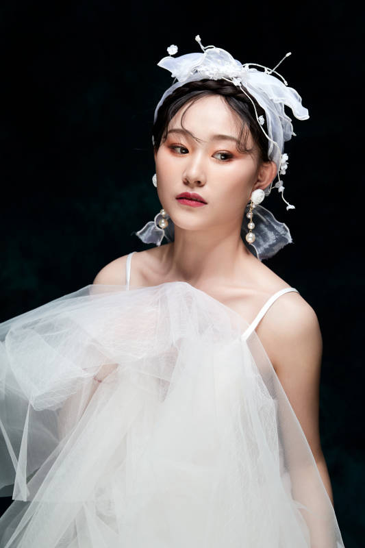 黑色背景下的女性复古婚纱妆面图片