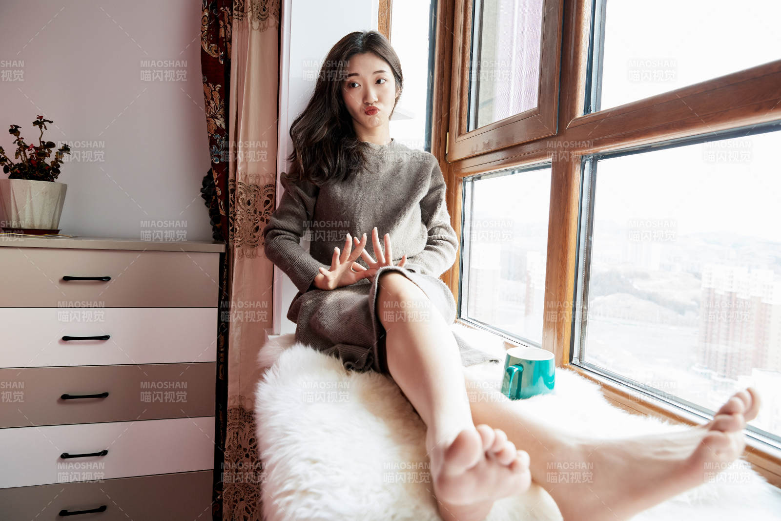 躺在舒适的飘窗上喝咖啡的少女图片