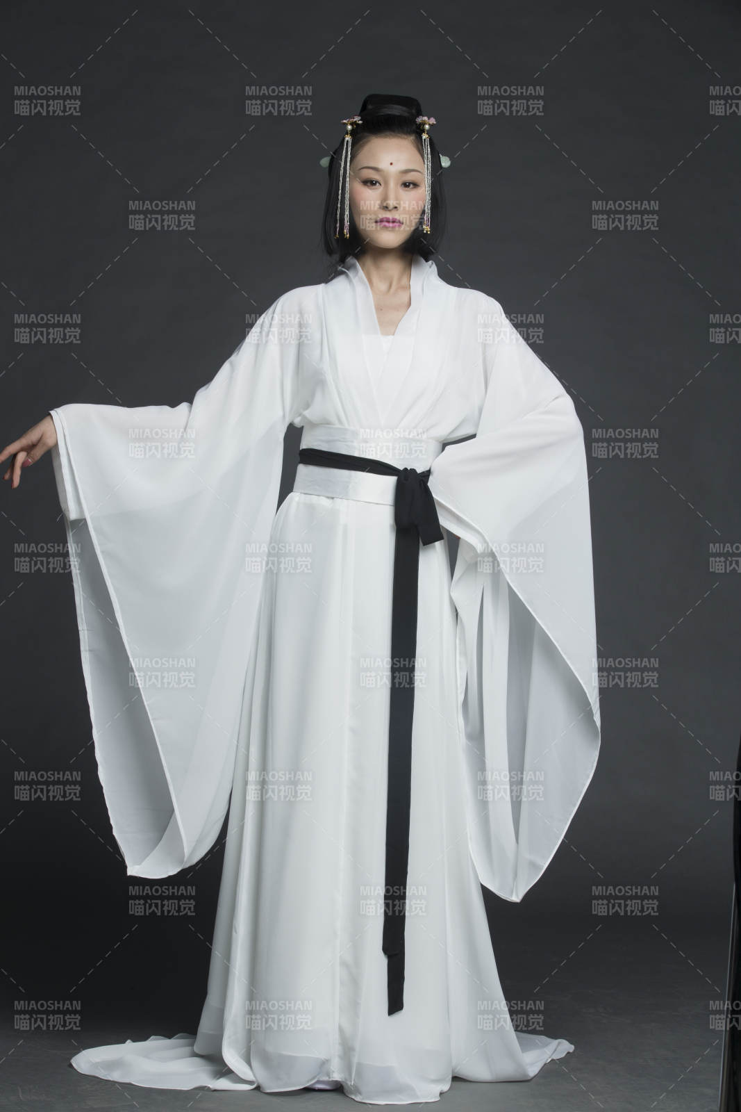 身穿古装的汉服女性人像汉服影棚拍摄图片