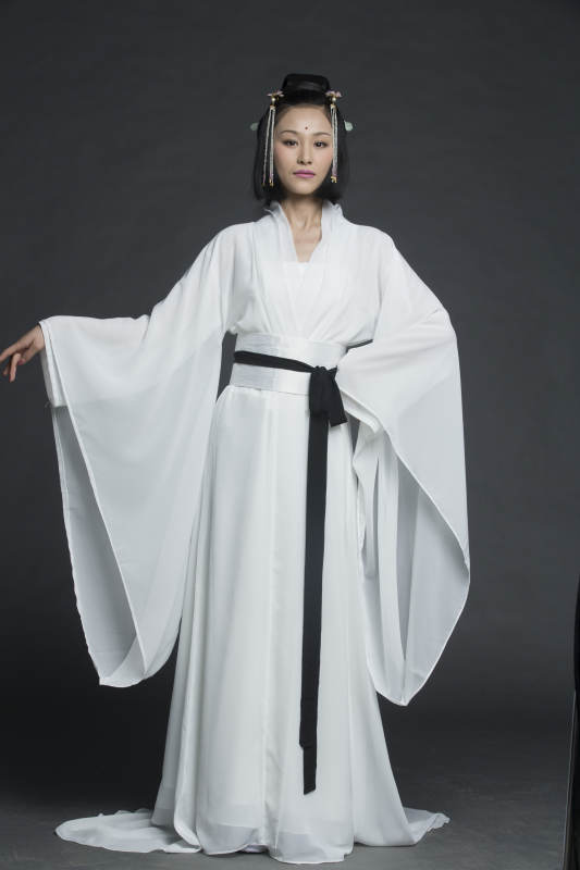 身穿古装的汉服女性人像汉服影棚拍摄图片