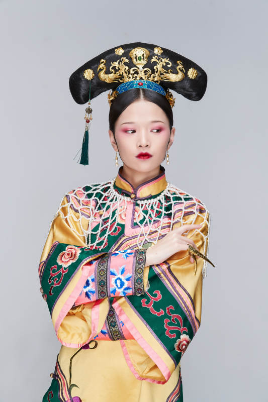 白色背景下的清代女性古装造型清朝古装图片