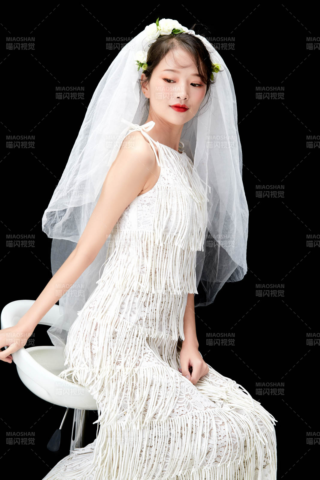 黑色背景下的美妆新娘彩妆人像图片