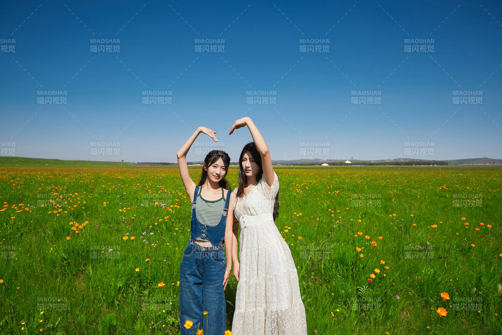 盛夏在草原湿地公园游玩的姑娘图片