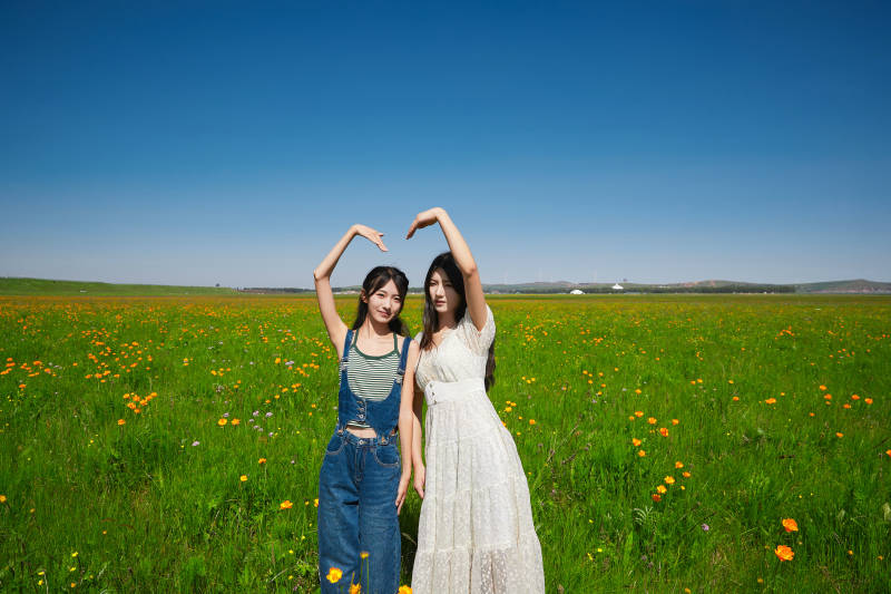 盛夏在草原湿地公园游玩的姑娘图片