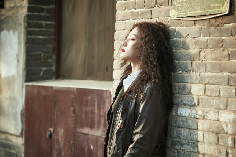 老旧城区里穿着复古港风的美丽清纯少女图片