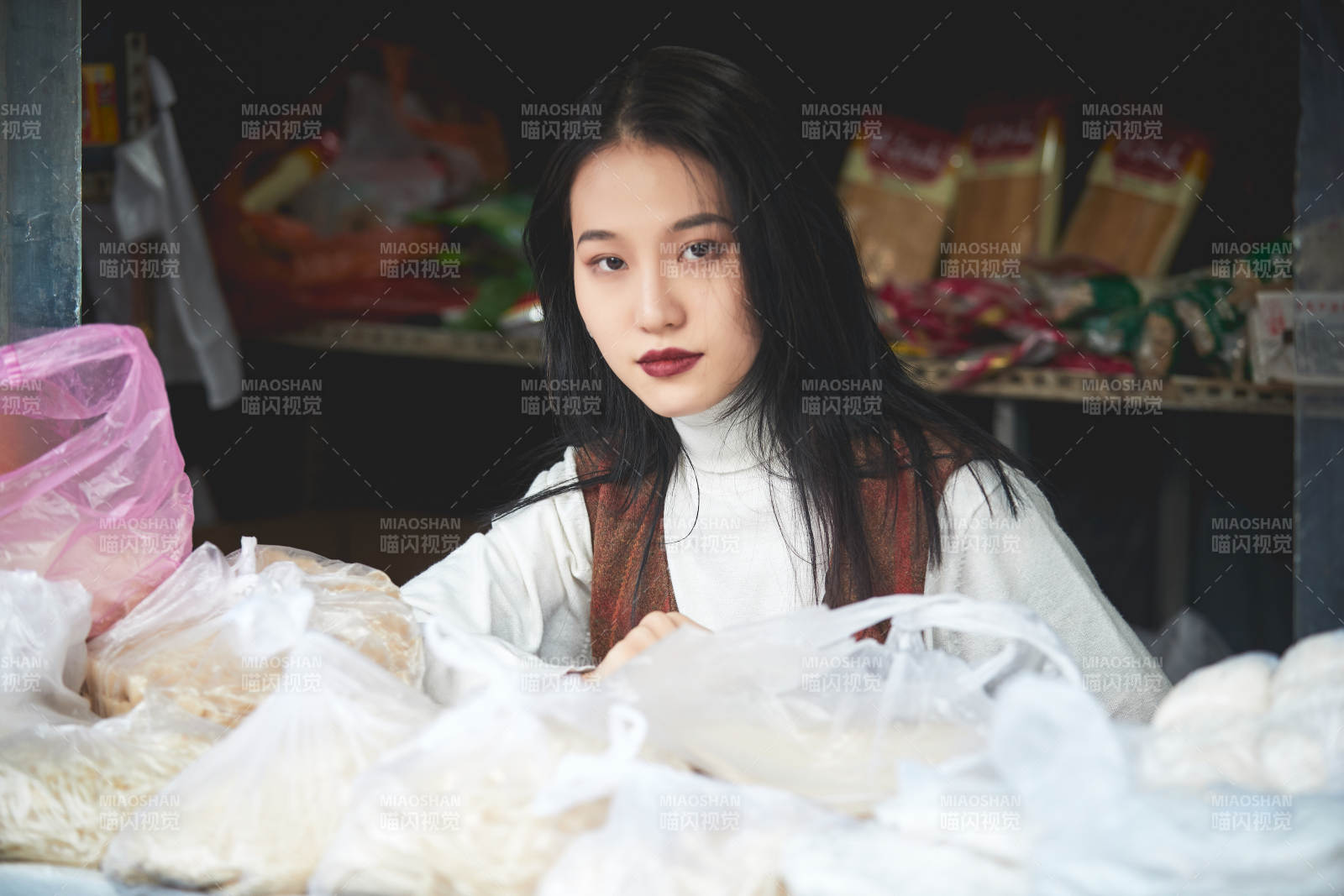 老旧城区里穿着复古港风的美丽清纯少女图片