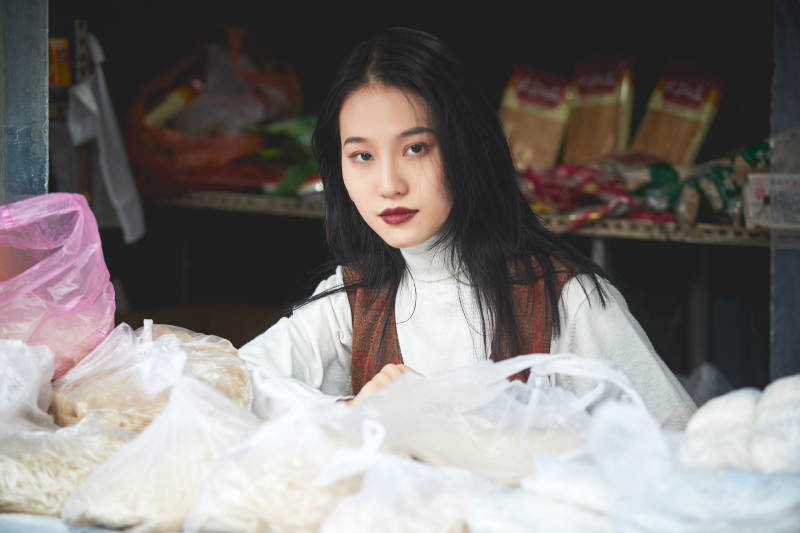 老旧城区里穿着复古港风的美丽清纯少女图片