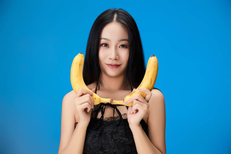 吃水果的亚洲东方长发少女图片