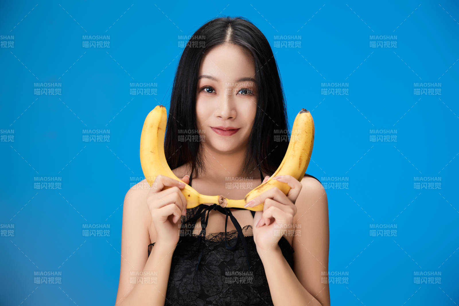 吃水果的亚洲东方长发少女图片