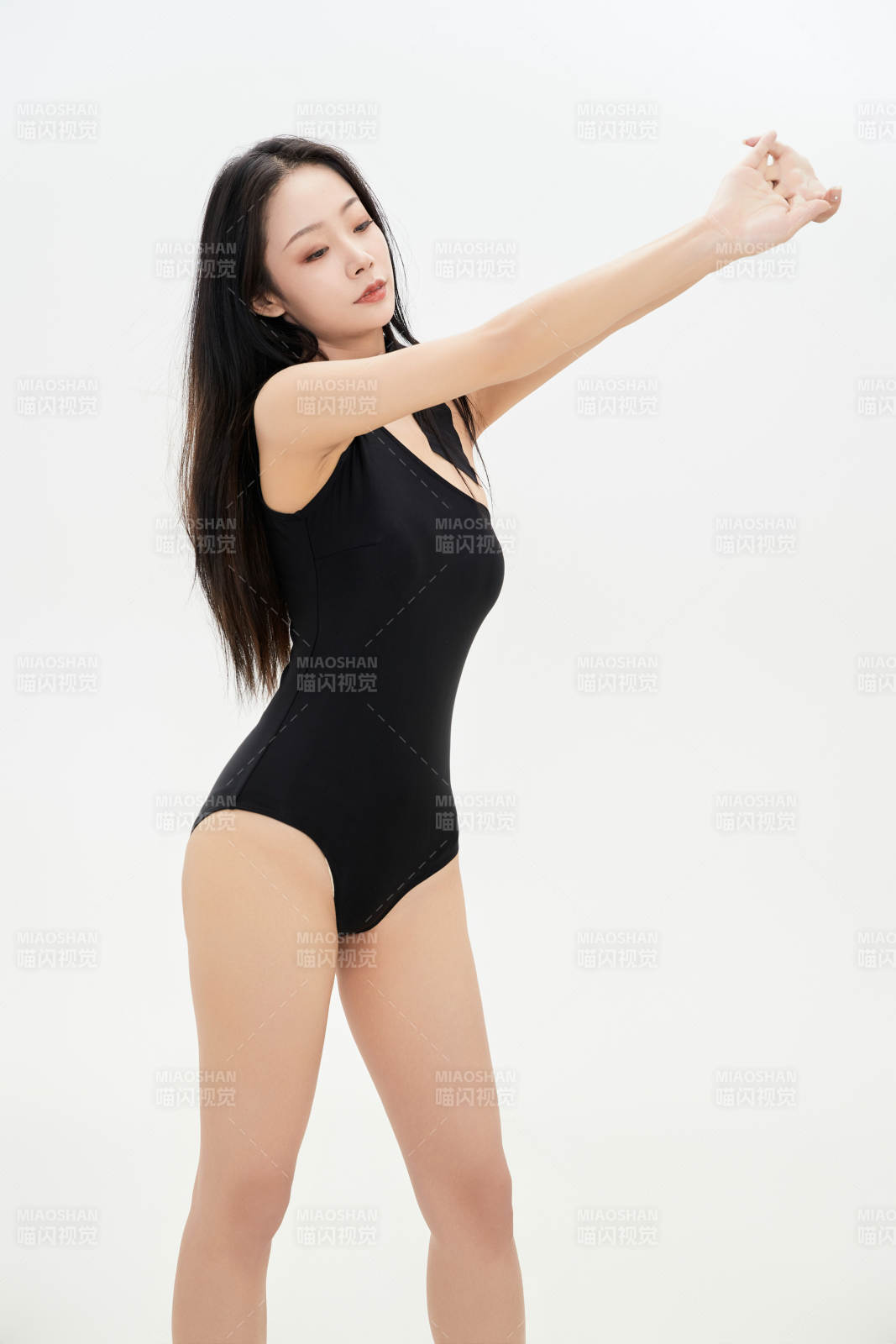 穿着运动泳装的亚洲美女图片