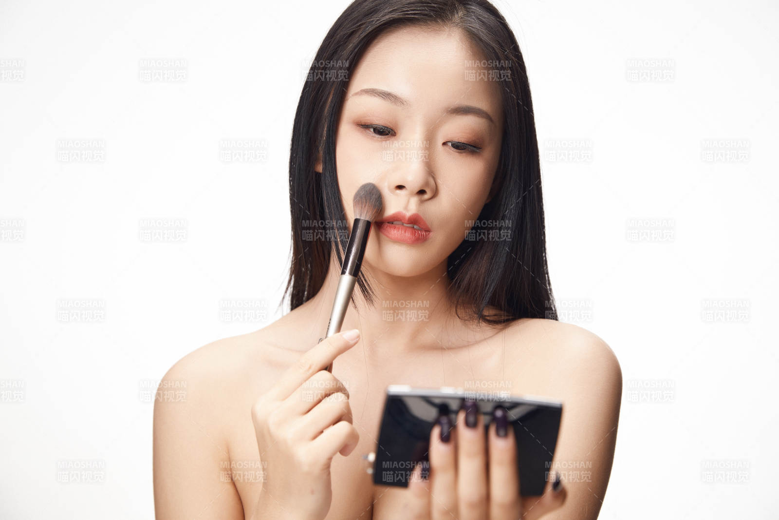 亚洲美女面部特写化妆护肤图片