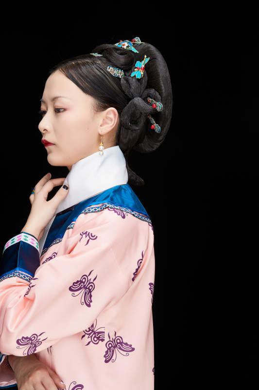 黑色背景下的清代女性古装造型清朝古装图片
